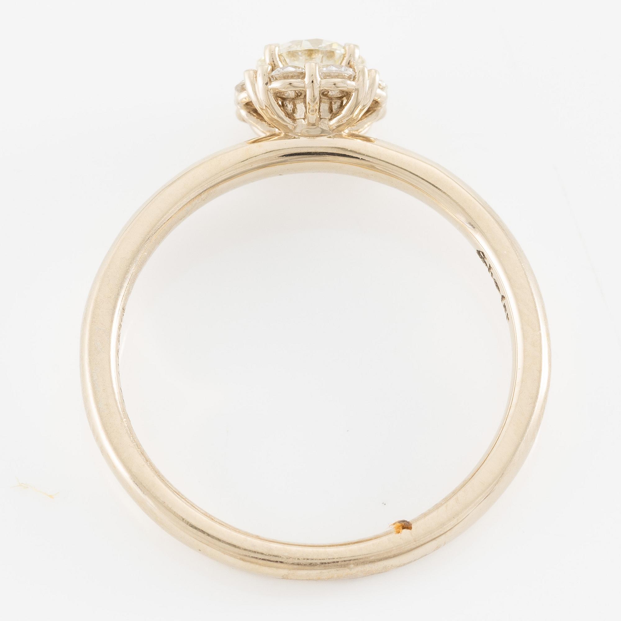 Ring in 18K gold set with brilliant-cut diamonds.