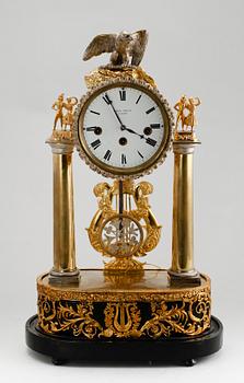 BORDSPENDYL, förgylld brons, med speldosa, 1800-tal.