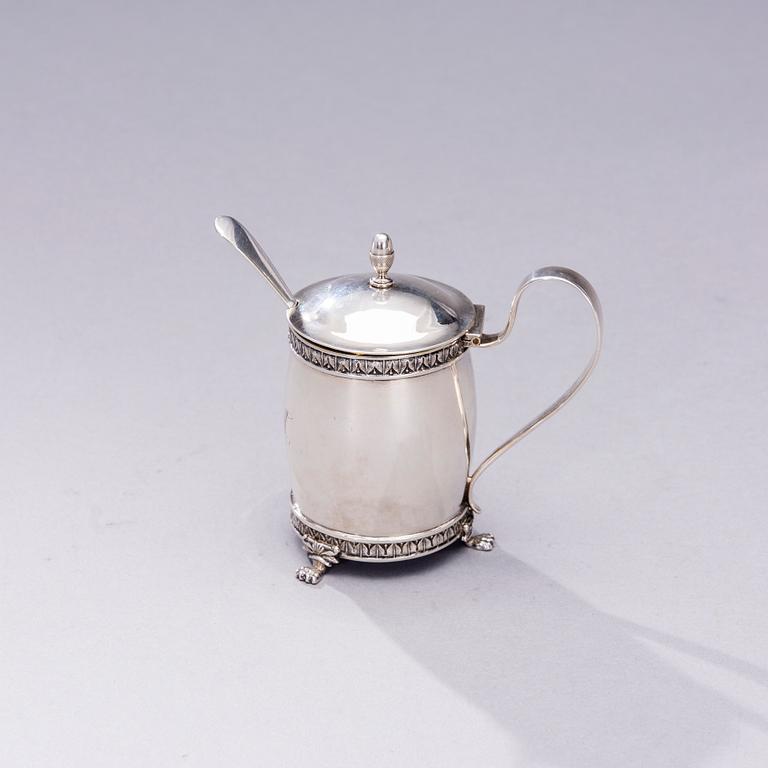 SENAPSKANNA, silver, Petter Adolf Sjöberg (1798-1833), Stockholm 1825. SKED, silver, London 1902. Tot. vikt 102 g.