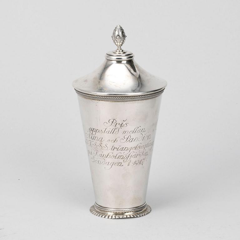 LOCKPOKAL, silver, C G Hallberg, Stockholm, 1917. Vikt ca 380 gr.