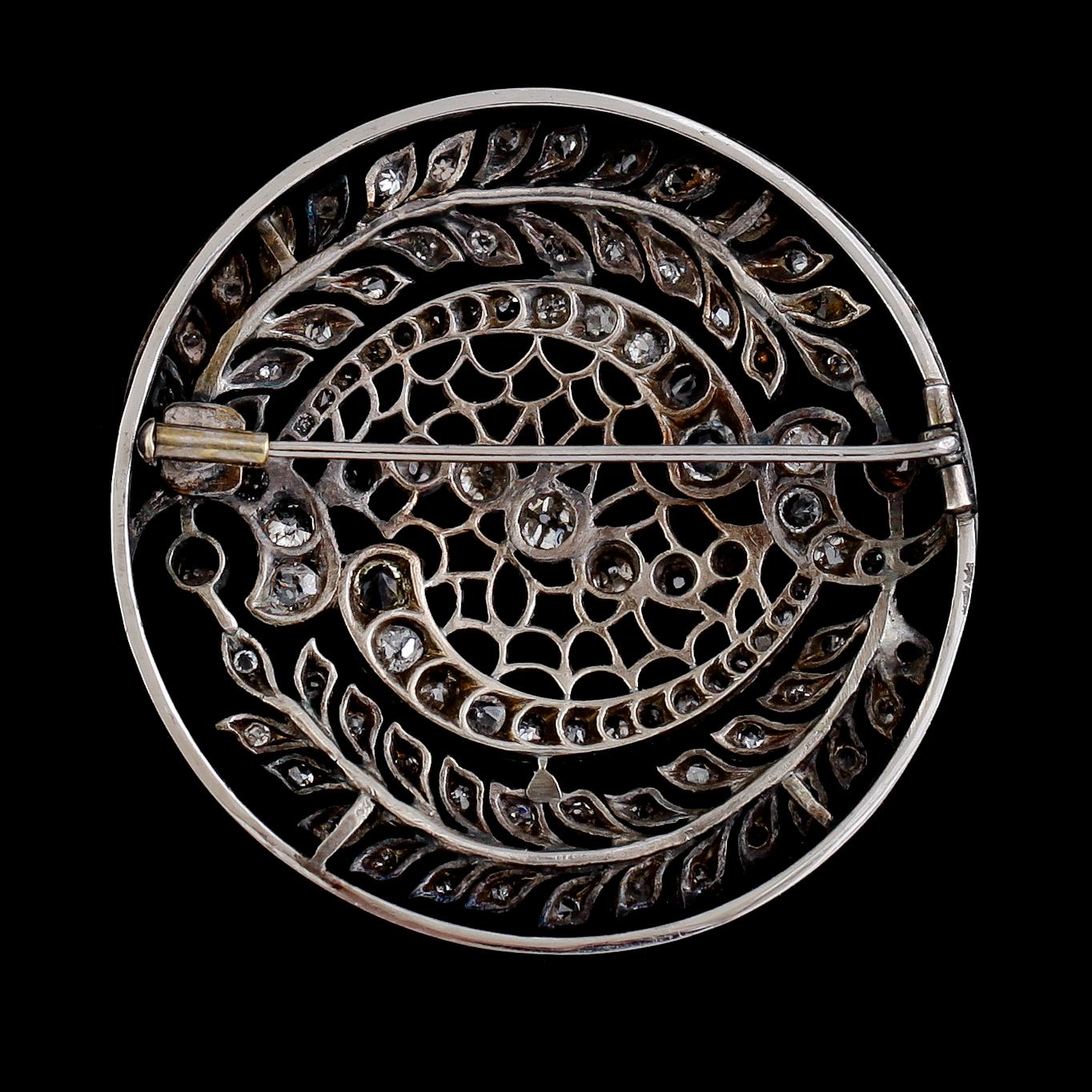 BROSCH, 18K vitguld, gammalslipade diamanter, 1900-talets första hälft. Total vikt ca 15 g.