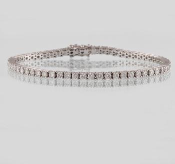 ARMBAND, 18K vitguld med briljantslipade diamanter ca 4.60 ct. Vikt 12,2 gram.