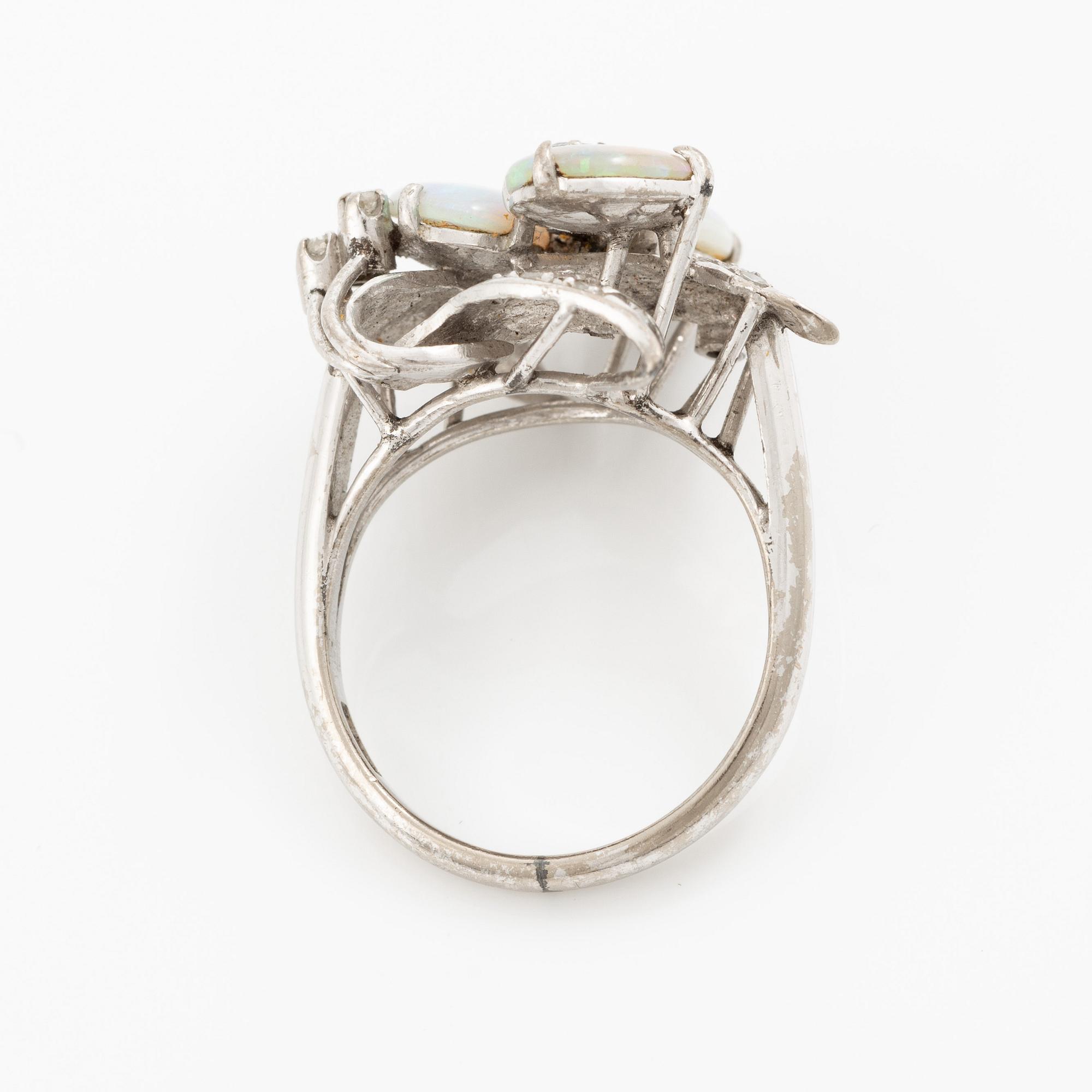 Ring, 14K vitguld med opaler och åttkantslipade diamanter.