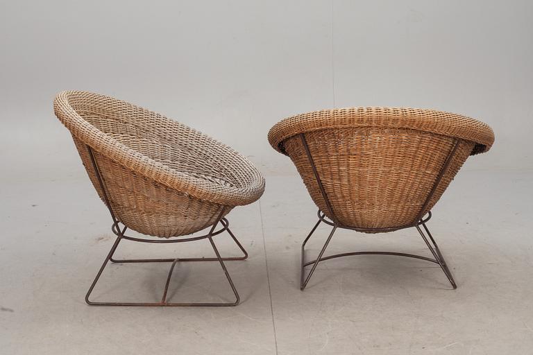 KORGFÅTÖLJER, ett par, 1960-tal.
