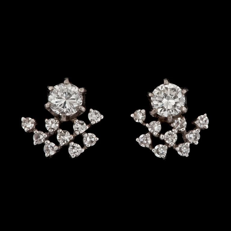 ÖRHÄNGEN med briljantslipade diamanter totalt ca 1.00 ct.