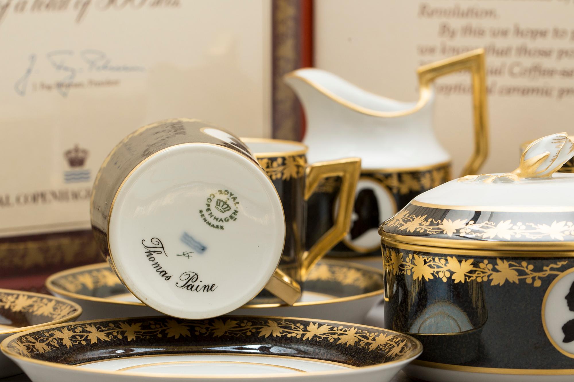 KAFFESERVIS, porslin, 8 delar. Royal Copenhagen 1976, numrerad 275/300.