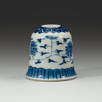 PENSELBAD, porslin, Qingdynastin 1800-tal. Med Qianlongs sex karaktärers märke.