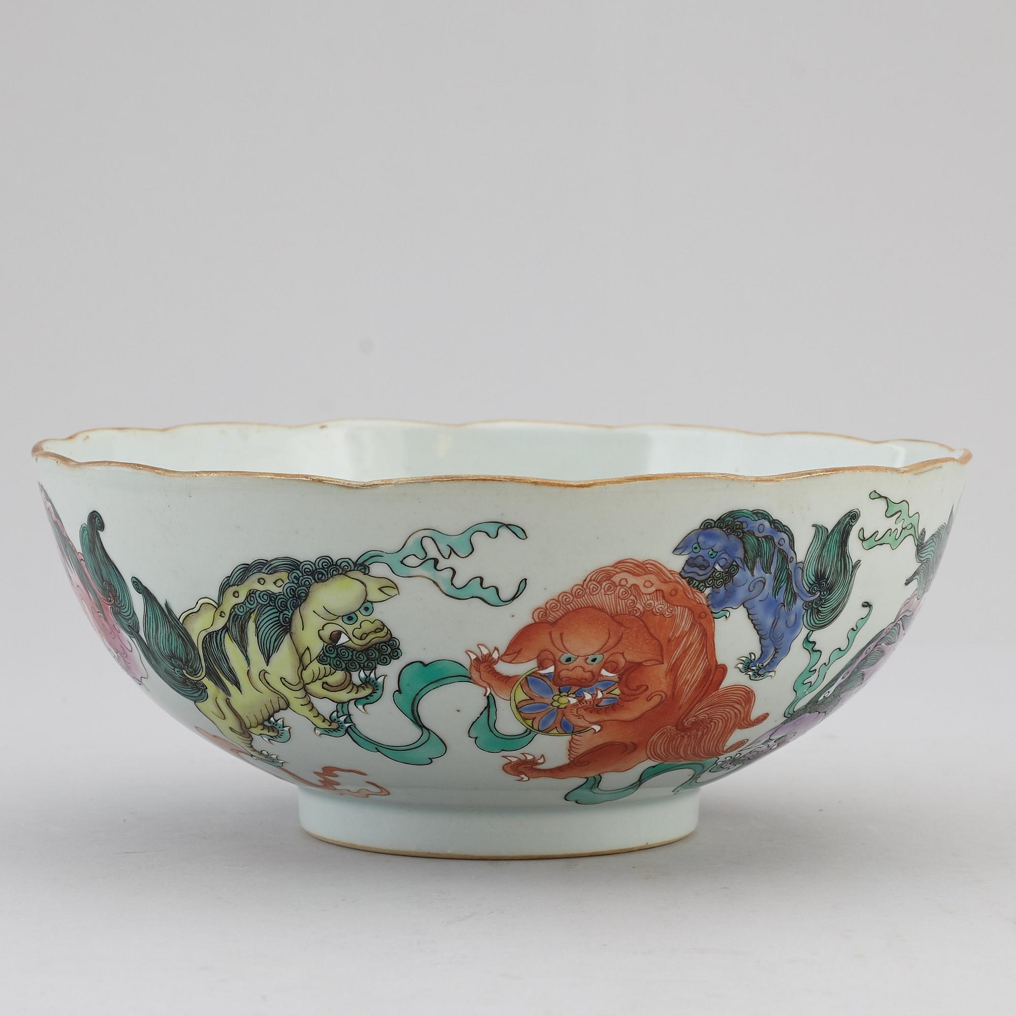 A Chinese famille rose bowl, early 20th century.