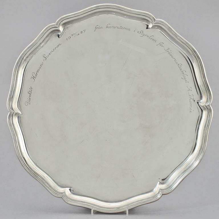 BRICKA, silver, K Andersson, Stockholm, 1927, vikt ca 1 950 g.