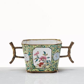 Kopp, emalj på koppar. Qingdynastin, 1700-tal.