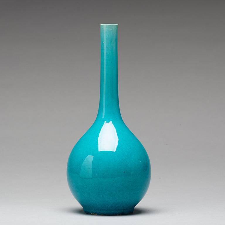 A turquoise glazed vase, Qing dynasty (1644-1912).