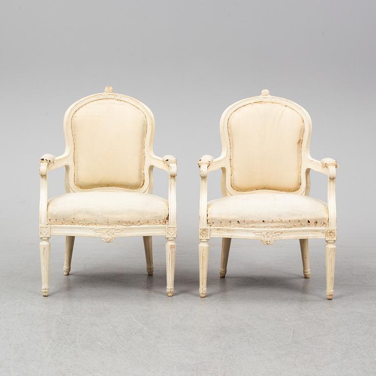KARMSTOLAR, ett par, gustaviansk stil, 1900-talets första hälft.