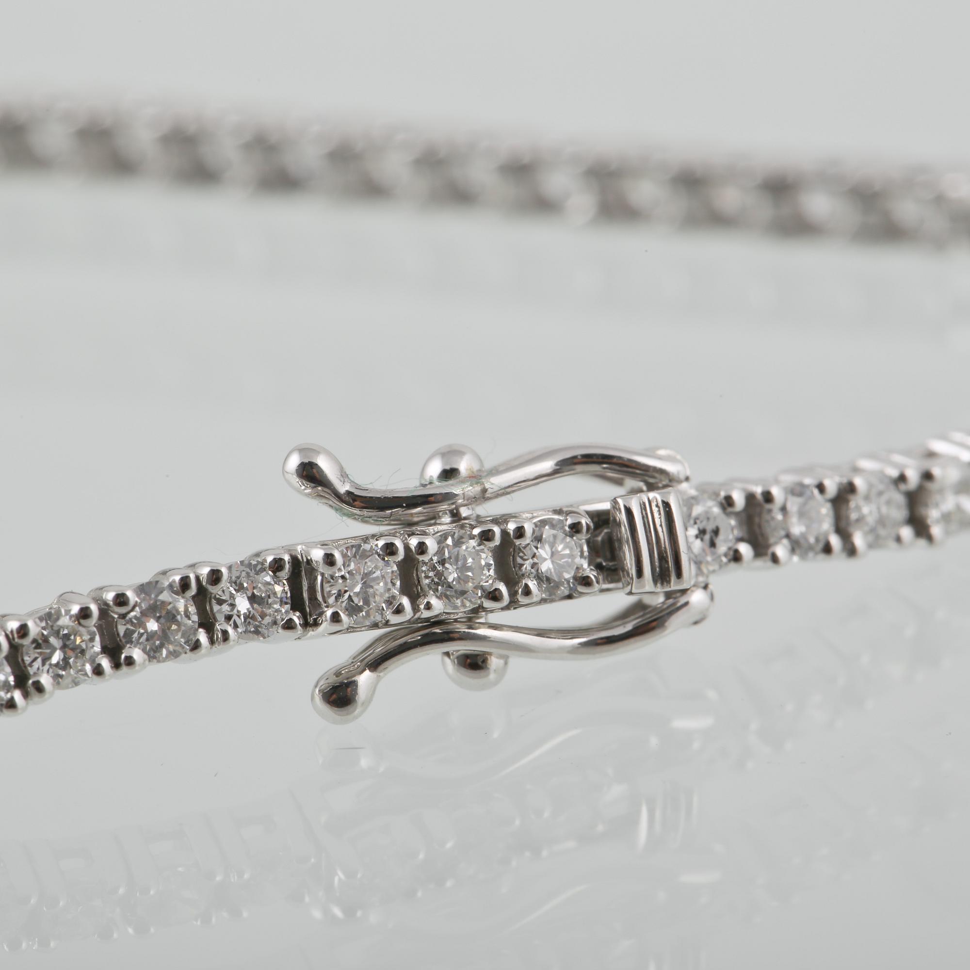 ARMBAND, 18K vitguld med briljantslipade diamanter 2.19 ct. Vikt 6,8 gram.