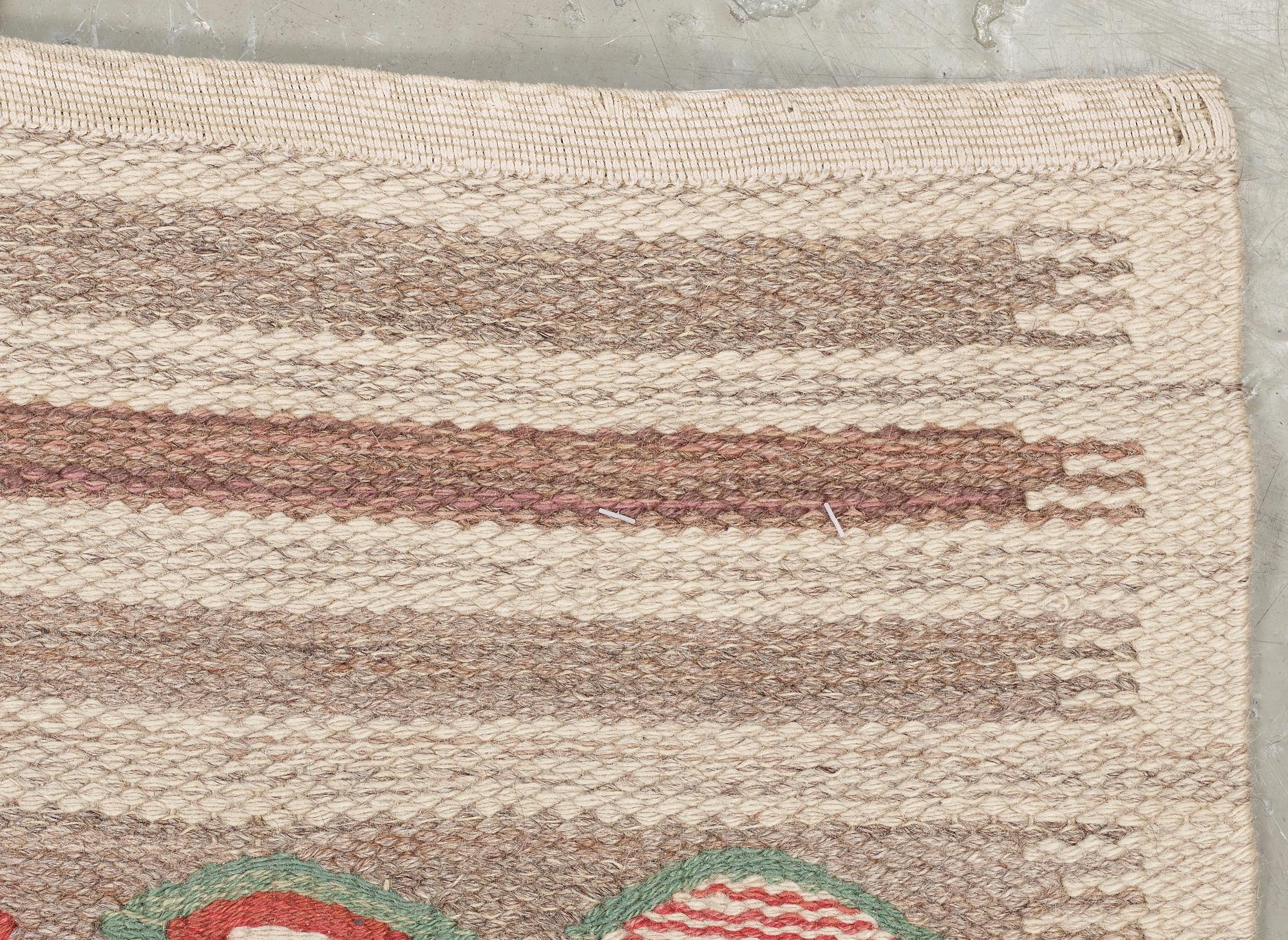 MATTA. "Åkerbär, ljus". Gobelängteknik. 245,5 x 170,5 cm. Signerad AB MMF BN.