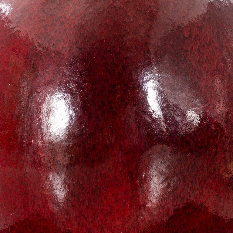 ULLA & GUSTAV KRAITZ, a glazed stoneware sculpture of an apple, Fogdarp, Förslöv, Sweden 2005.