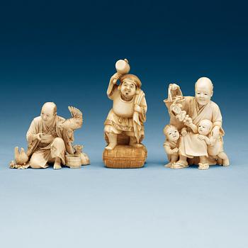 1604. OKIMONOS, tre stycken, ben och elfenben. Japan, tidigt 1900-tal.