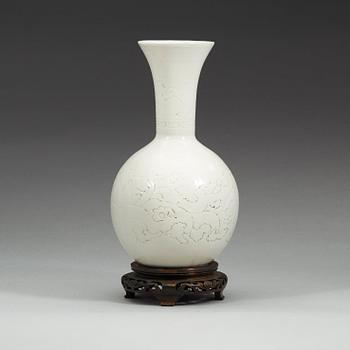 A white glazed vase, Qing dynasty (1644-1912).