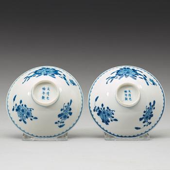 SKÅLAR, ett par, porslin. Qingdynastin, Guangxus märke och period (1875-1908).