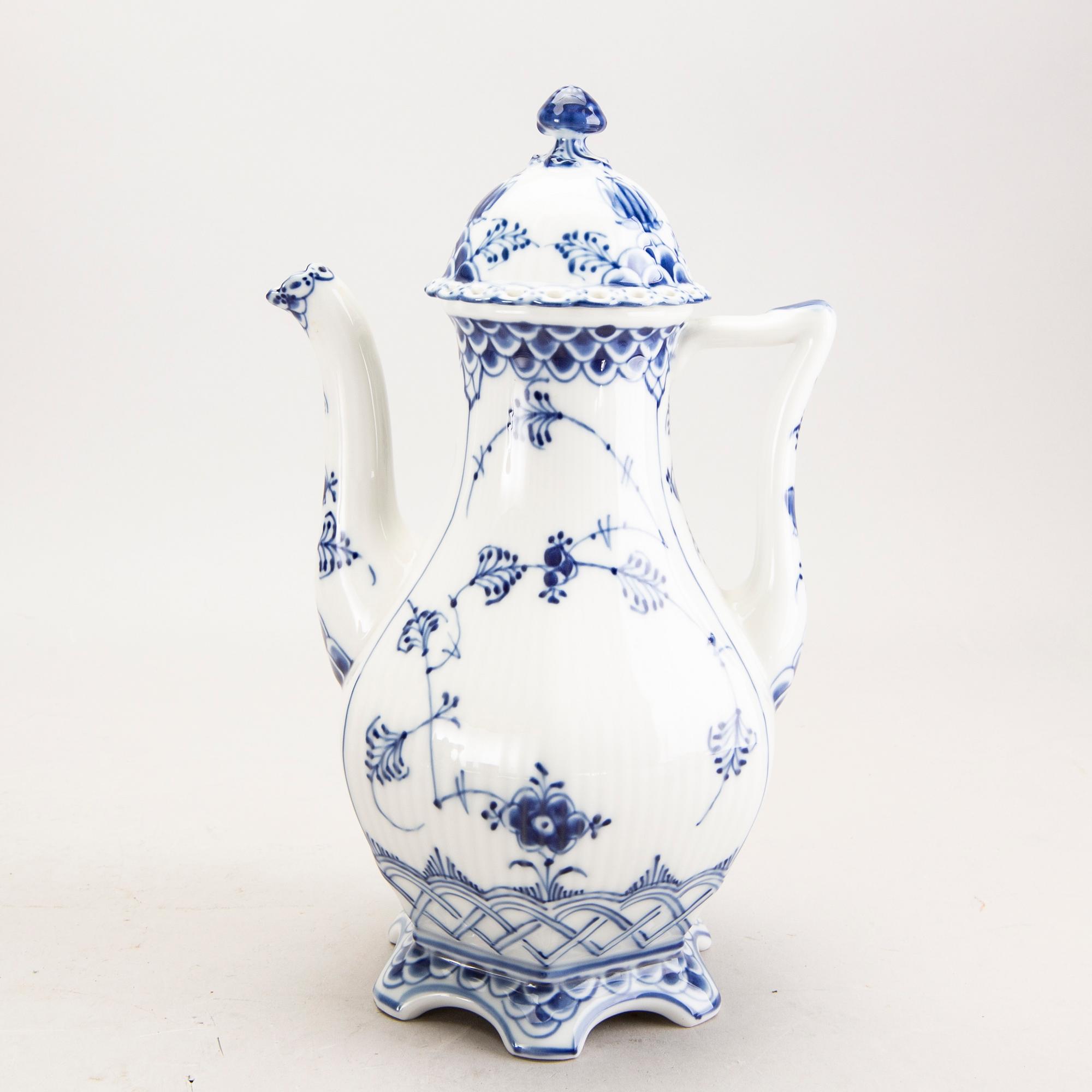 Tableware Muselmalet 27 pcs Royal Copenhagen  porcelain 20th century.