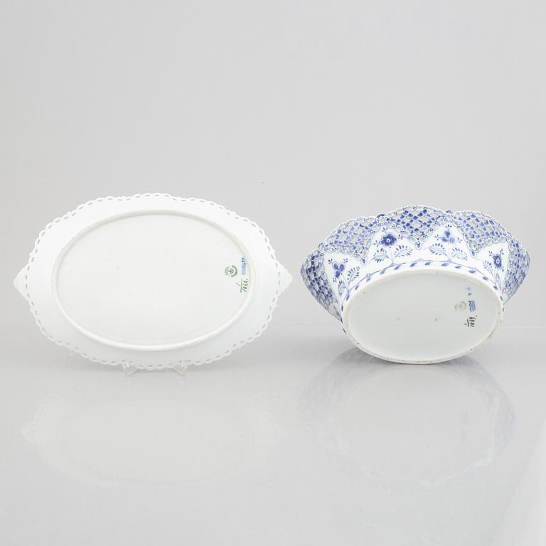 A 'Blue Fluted Full Lace' / 'Musselmalet' Fruit Bowl and Stand, Royal Copenhagen, model number 1059 and 1060, 1898-1923.