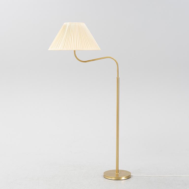 Josef Frank, golvlampa, modell 2368, "Stora Kamelen", Firma Svenskt Tenn.