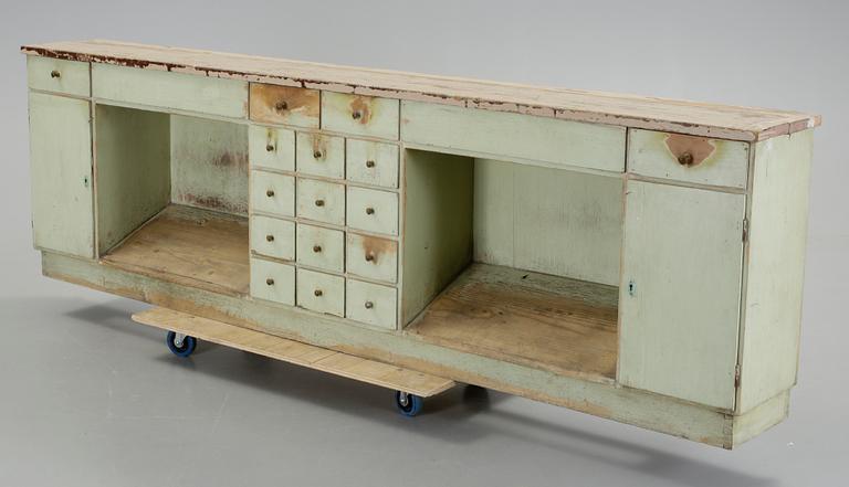 FRISÖRBÄNK / SIDEBOARD, 1900-talets första hälft.