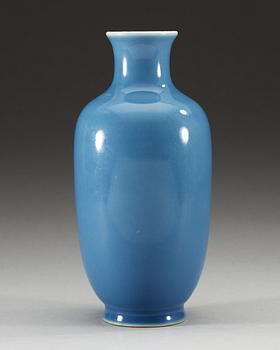 VAS, porslin. Qing dynastin, 1800-tal med Qianlongs märke.