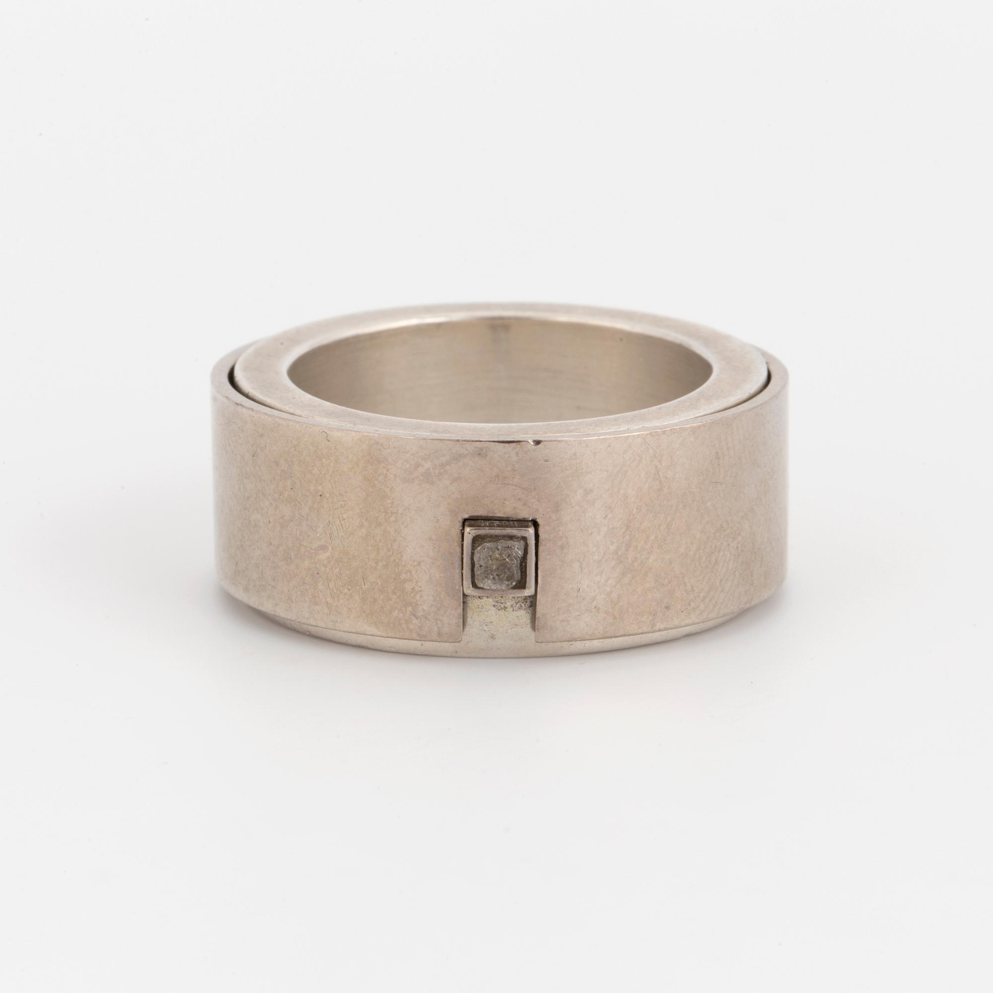 RING, Helena Edman, silver med oslipad diamant.