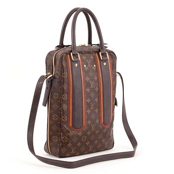 LOUIS VUITTON, a monogram canvas messenger bag.