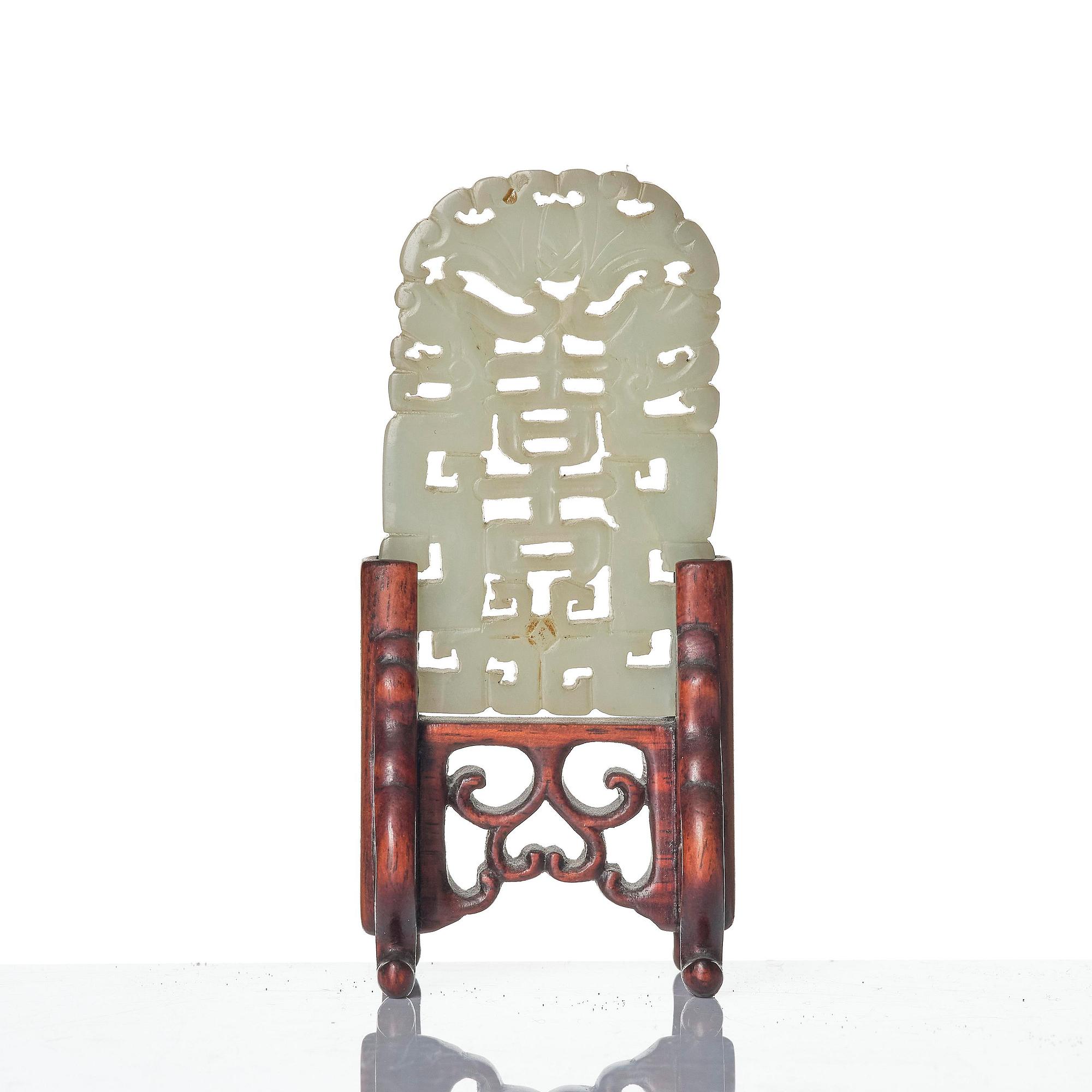 A carved nephrite cup with 'chilong' handles, late Qing dynasty/early 20th century.