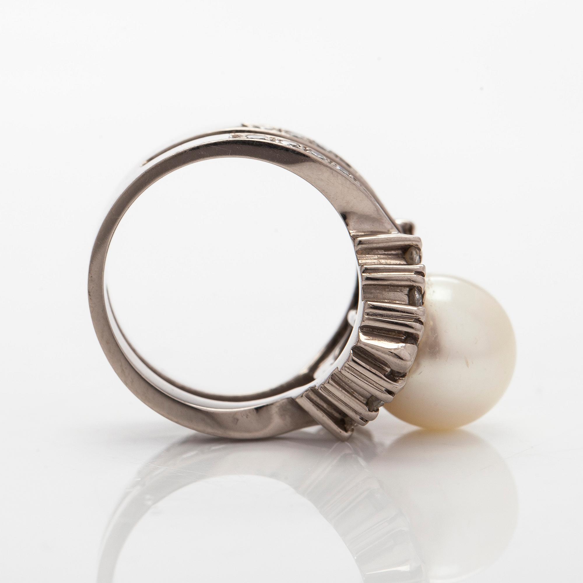 Ring, 14K vitguld med odlad pärla och briljantslipade diamanter.