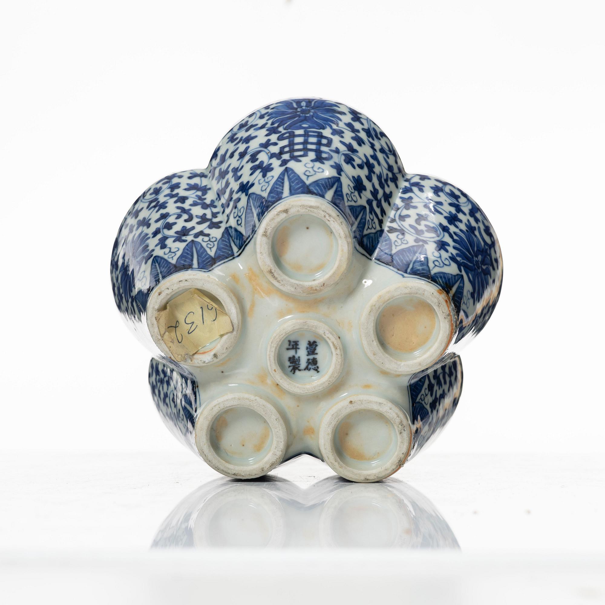 A blue and white tulip vase, Qing dynasty, circa 1900.
