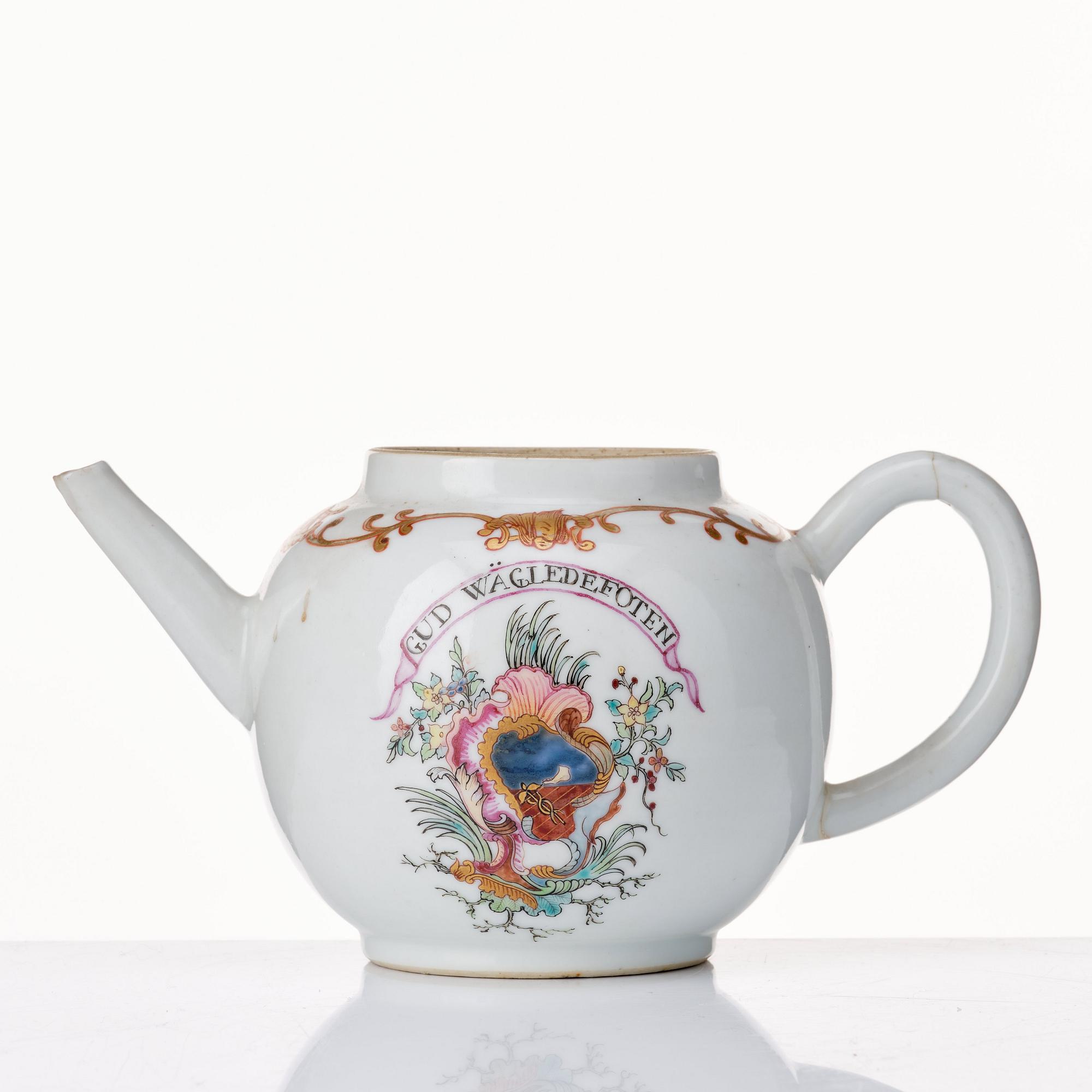 A part armorial tea service, Qing dynasty, 18th Century. (17 pieces).
