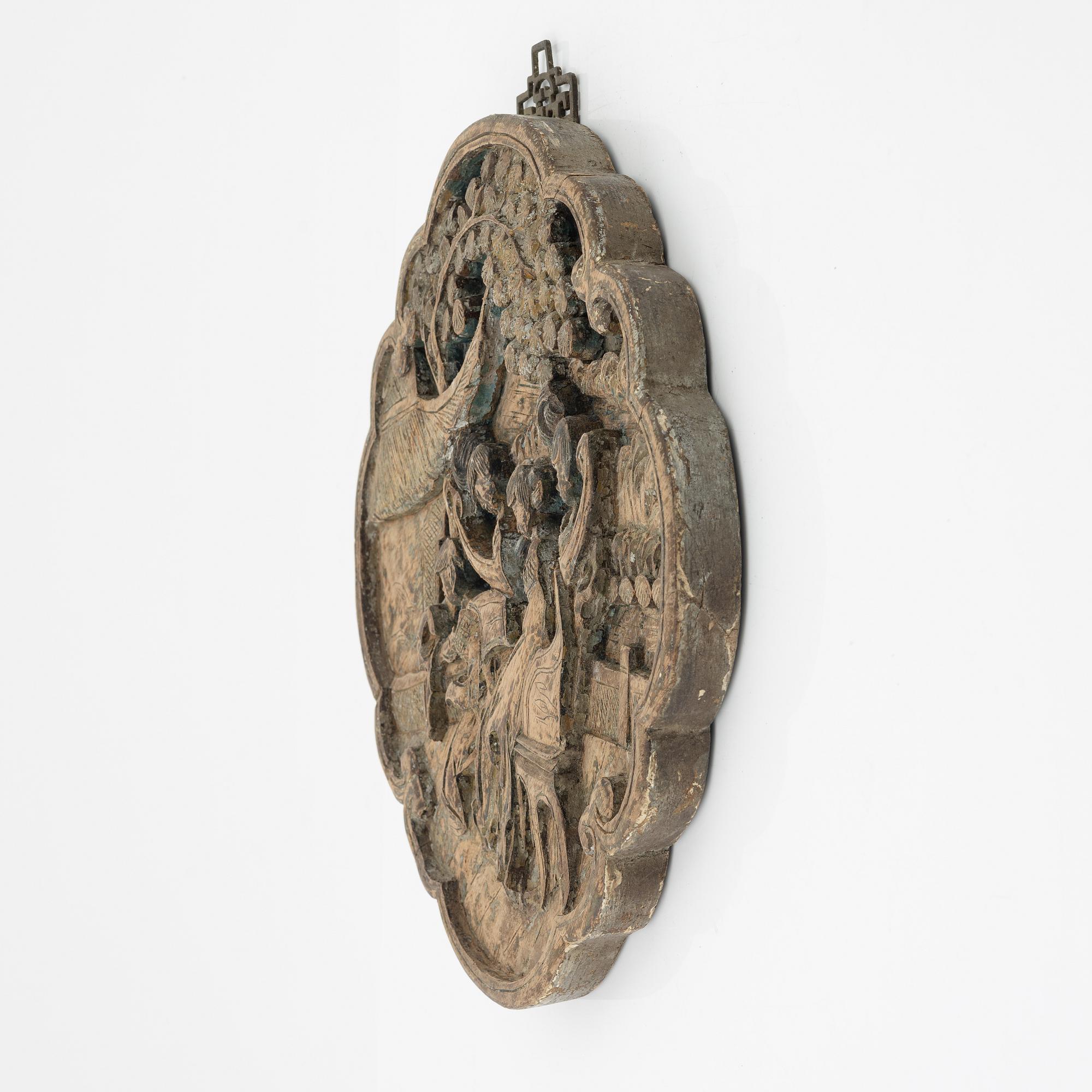 Skulptur och plakett, trä. Indonesien, 1900-tal.