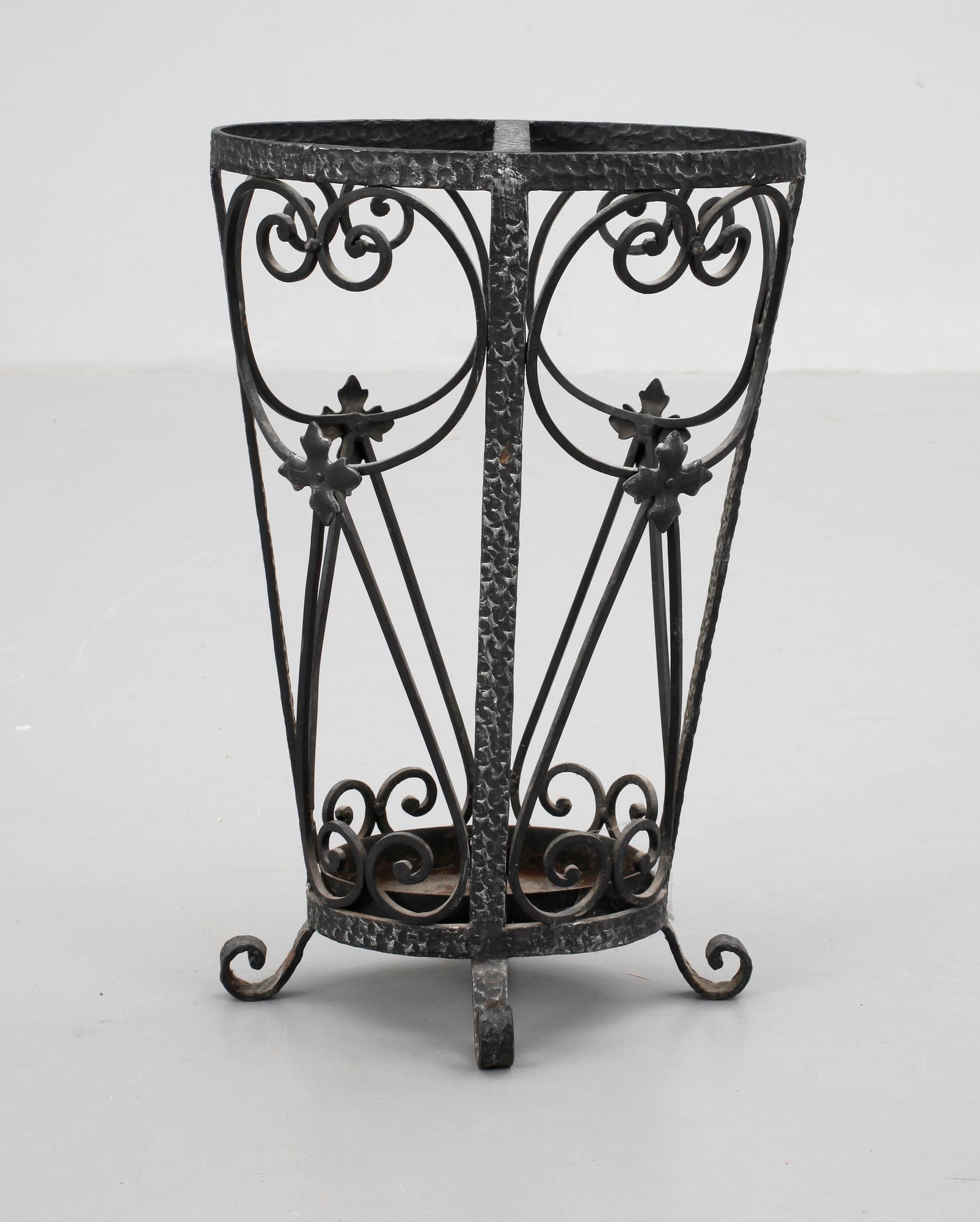 PARAPLYSTÄLL, smide, 1900-talets senare hälft.