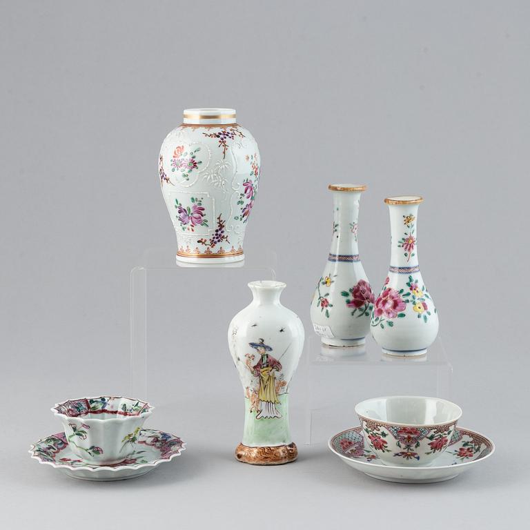 A group of five chinese export porcelain objects, Qing dynasty, 18th Century.