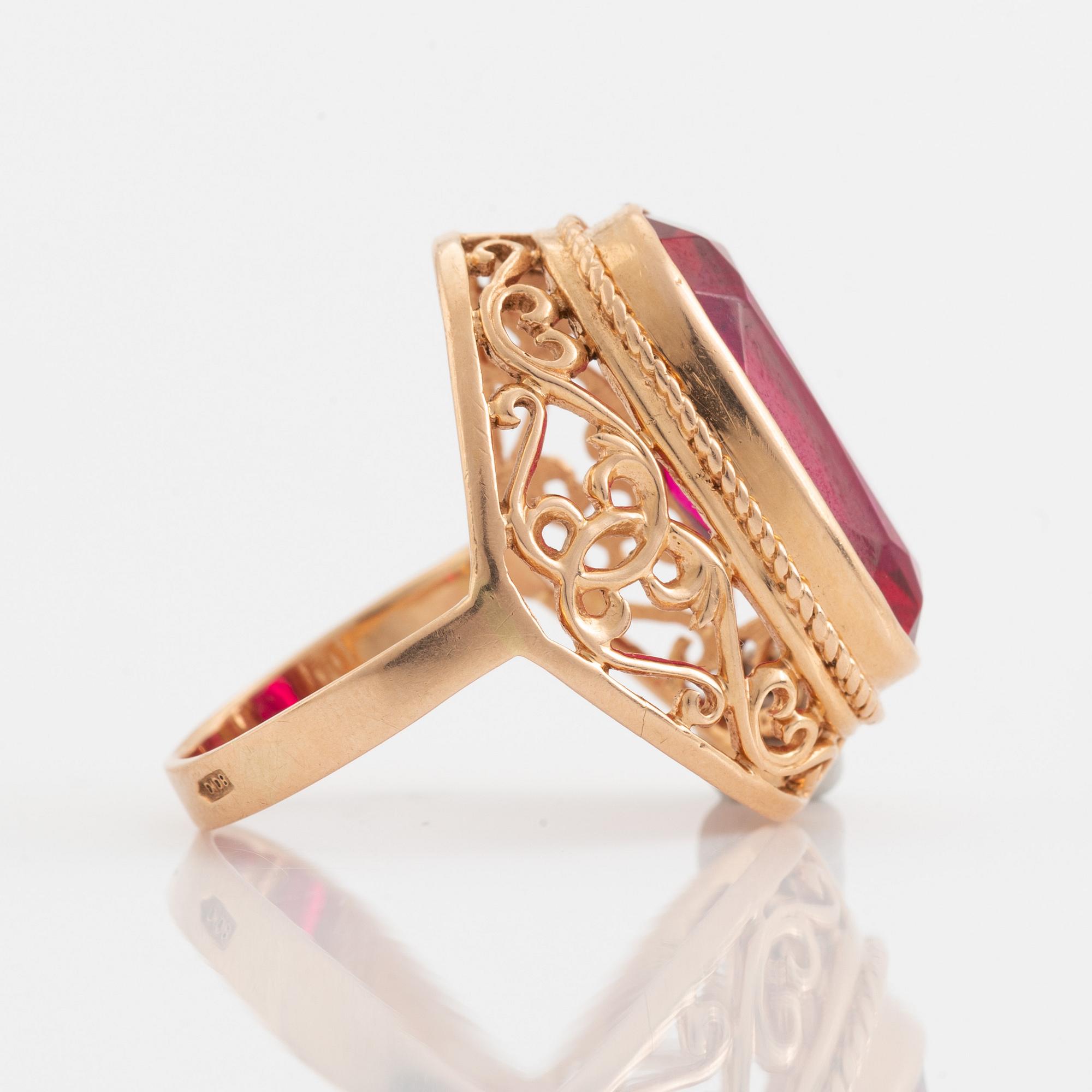 Ring, guld med syntetisk rubin.