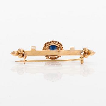 Brooch, approx. 17K gold, with seed pearls and a sapphire.