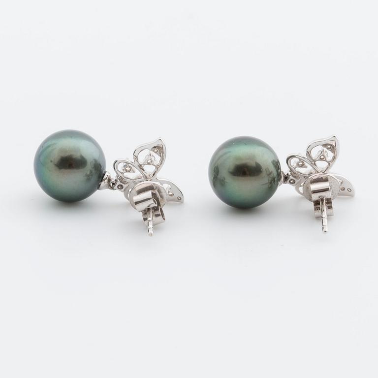 EARRINGS 18K whitegold 2 cultured tahitian pearls approximately 9,5 mm and brilliant-cut diamonds 0,05 ct.