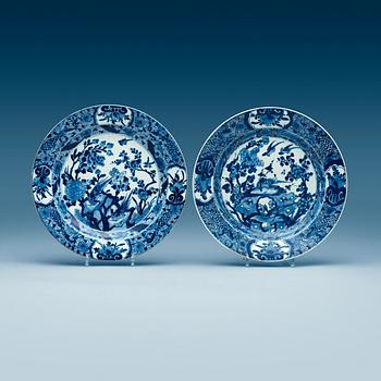 A pair of blue and white chargers, Qing dynasty, Kangxi (1662-1722).