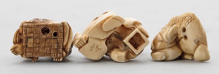 NETSUKE, 3 st, ben, Japan, sannolikt Meiji (1867-1911).