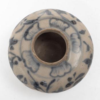 A Chinese blue and white porcelan bowl and a small vase, Ming dynasty (1368-1644).