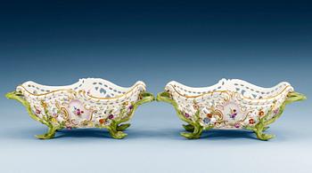 GALLERKORGAR, ett par, porslin. Meissen, Marcolinis period (1774-1815).