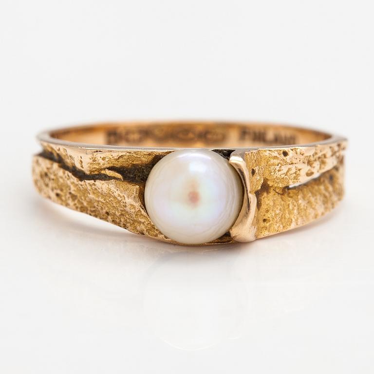 Björn Weckström, A 14K gold and cultured pearl ring "Polar spring". Lapponia 1969.