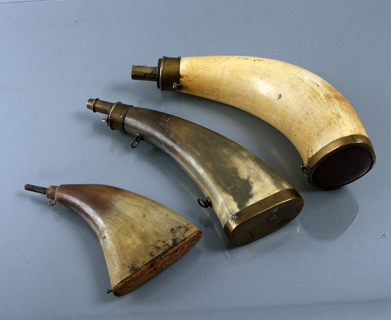 FLINTLÅSPISTOL OCH KRUTHORN, 4 delar.