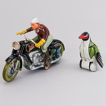 ARNOLD, motorcykel, "Mac 700", Tyskland 1950-tal och JOUSTRA, "Gigi" Frankrike 1950-tal, båda i originalförpackning.