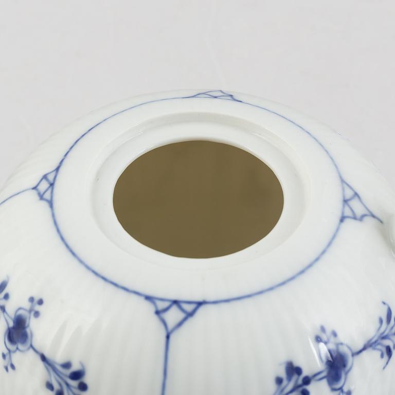 A 'Blue Fluted' / 'Musselmalet' porcelain teapot, Royal Copenhagen, model 251, 1898-1923.