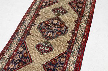 A runner carpetorient, 480 x 103 cm.