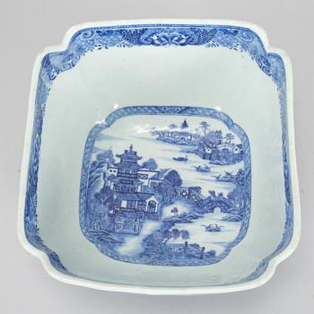 SERVERINGSFAT, två stycken, samt SERVERINGSSKÅL, kompaniporslin. Qingdynastin, Qianlong (1736-95).