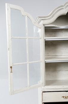 VITRINSKÅP, delvis rokoko, 1700-tal.